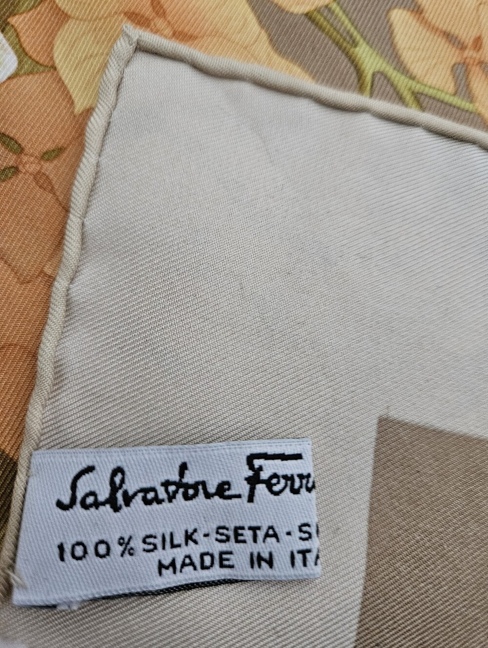 🇮🇹Salvatore Ferragamo Floral Silk Scarf in Brown and Yellow 85X85 cm authentic - Picture 12 of 12